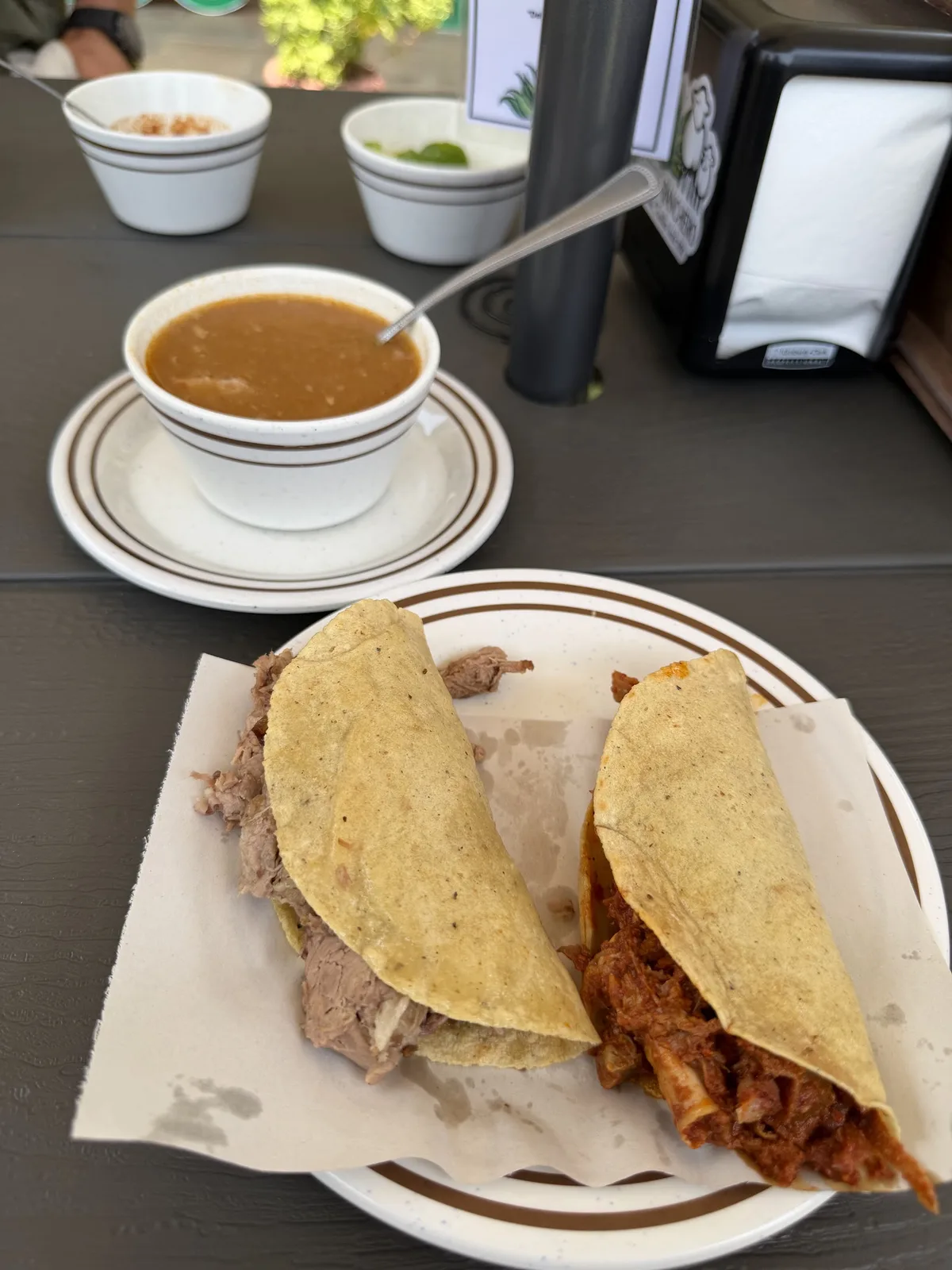 Tacos de barbacoa y consomé recién servidos